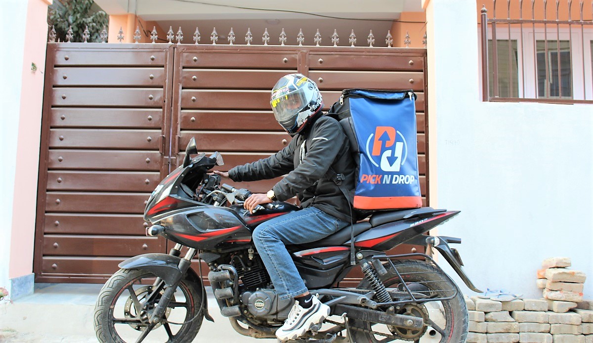 सामान डेलिभर गर्न तयार अवस्थामा पिक एन्ड ड्रपका कर्मचारी। तस्बिर सौजन्यः पिक एन्ड ड्रप